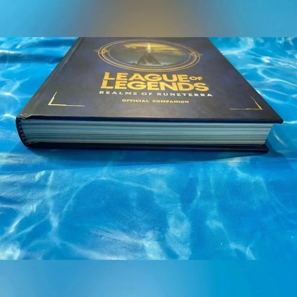 League of Legends - Realms of Runeterra Official Companion Book - Picture 8 of 8